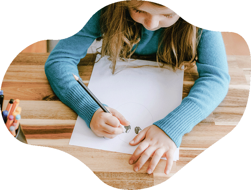 Kind zeichnet Kinderzeichnung als Vorlage für einen Teppich